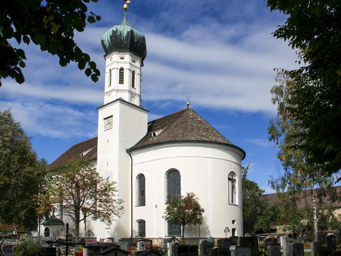 Die Kirche St. Leonhard in Forst bei Wessobrunn vor Abschluss der Sanierungsarbeiten (Fotos: Mattana / Wikimedia Commons)