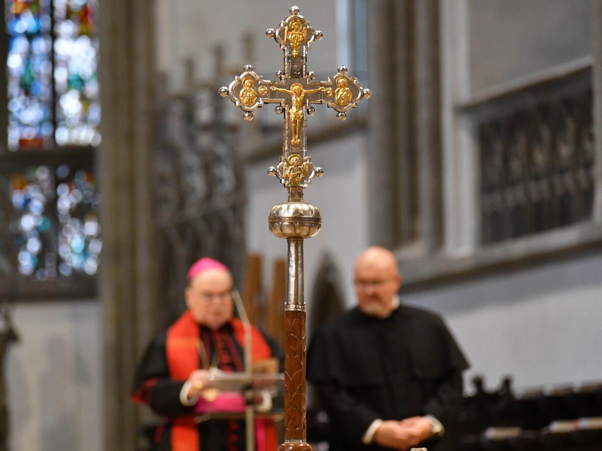 Der Gebets- und Solidaritätstag in Augsburg endete mit dem Kreuzweg im Hohen Dom (Fotos: Nicolas Schnall / pba)