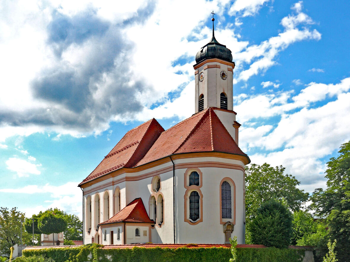 Vor 275 Jahren geweiht: Die Pfarrkirche Heilig Kreuz in Hochwang in ihrer heutigen Gestalt. (Foto: wikimedia)
