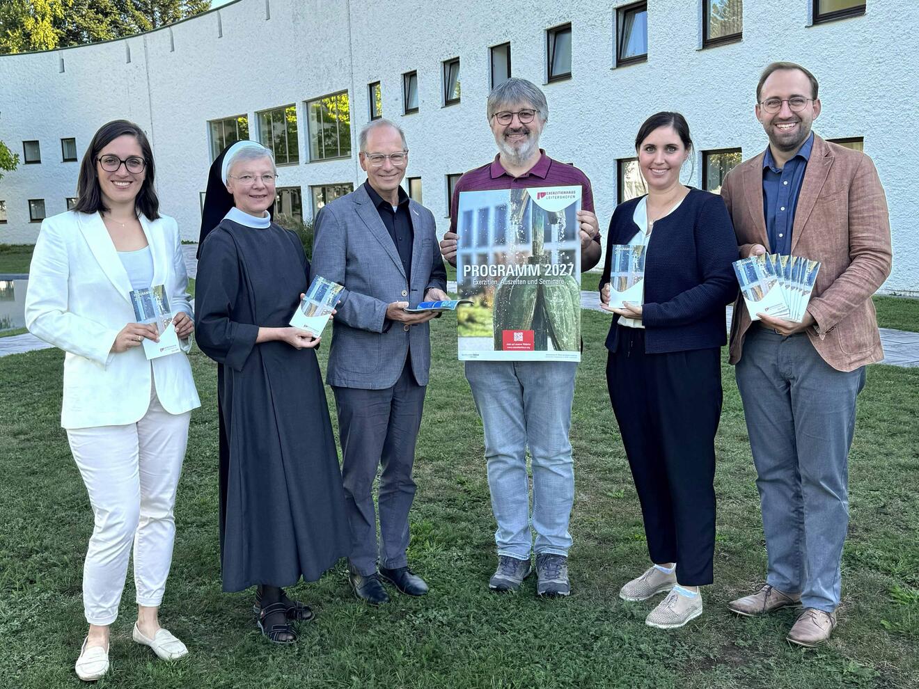 Das Team des Exerzitienhauses (v.l.): Dr. Daniela Kaschke, Sr. Martha Lang, Direktor Pfarrer Dr. Christian Hartl, Thomas Lechner, Geschäftsführerin Natascha Lechner und Geschäftsführer Florian Reitemann. (Foto: Exerzitienhaus)