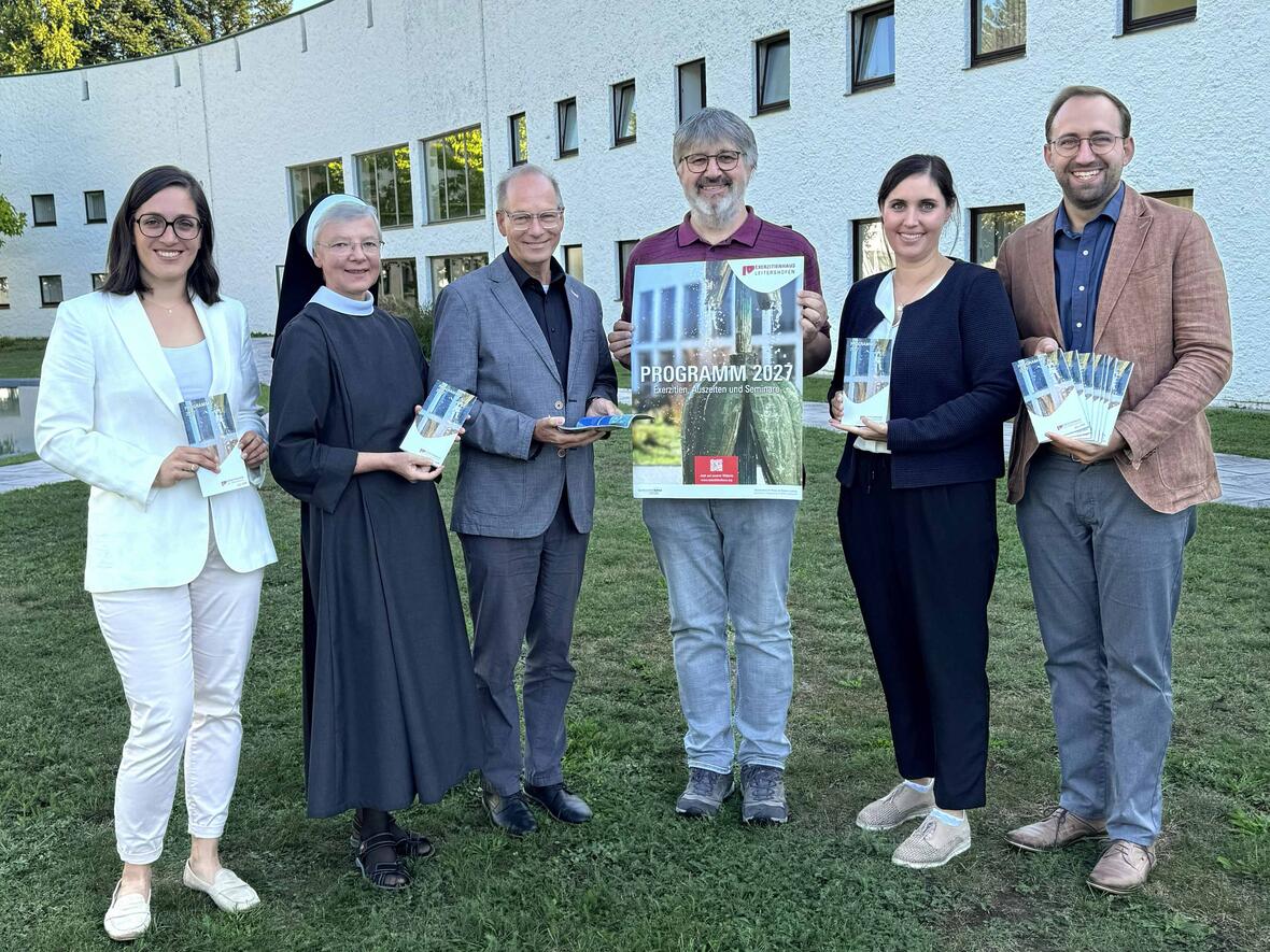 Das Team des Exerzitienhauses (v.l.): Dr. Daniela Kaschke, Sr. Martha Lang, Direktor Pfarrer Dr. Christian Hartl, Thomas Lechner, Geschäftsführerin Natascha Lechner und Geschäftsführer Florian Reitemann. (Foto: Exerzitienhaus)