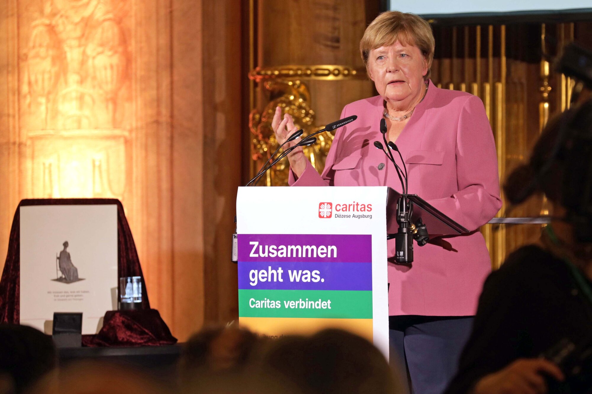 03_Altkanzlerin Dr. Angela Merkel mit dem Elisabethpreis der Caritas ausgezeichnet (Foto Caritas Augsburg Annette Zoepf)