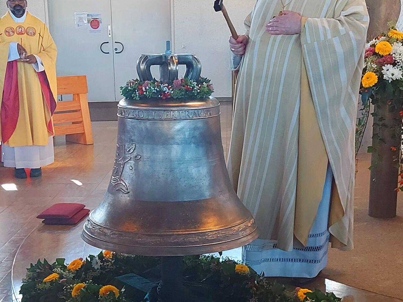  Mit einem kleinen Hammer führte der Bischof den ersten Schlag aus.