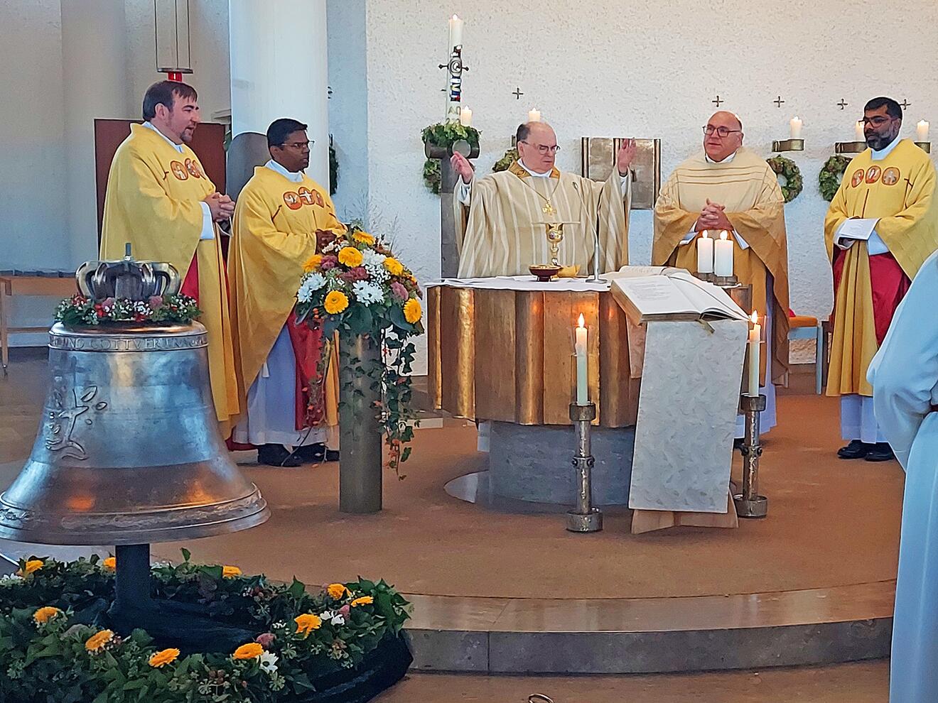 Mit dem Bischof feierten (von rechts) Kaplan P. Jith Joy Pallivathukkal, Dekan Robert Neuner, Ortspfarrer Peter Gaddam und der ehemalige Pfarrer Markus Lidel die Heilige Messe.