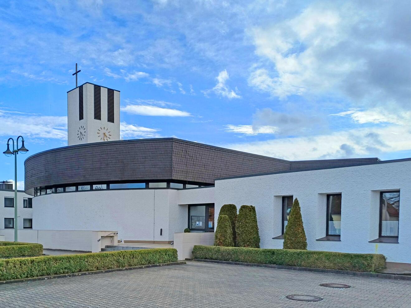 Die Pfarrkirche wurde vor 50 Jahren geweiht. (Foto: Jkü, CC BY 4.0, via Wikimedia Commons)
