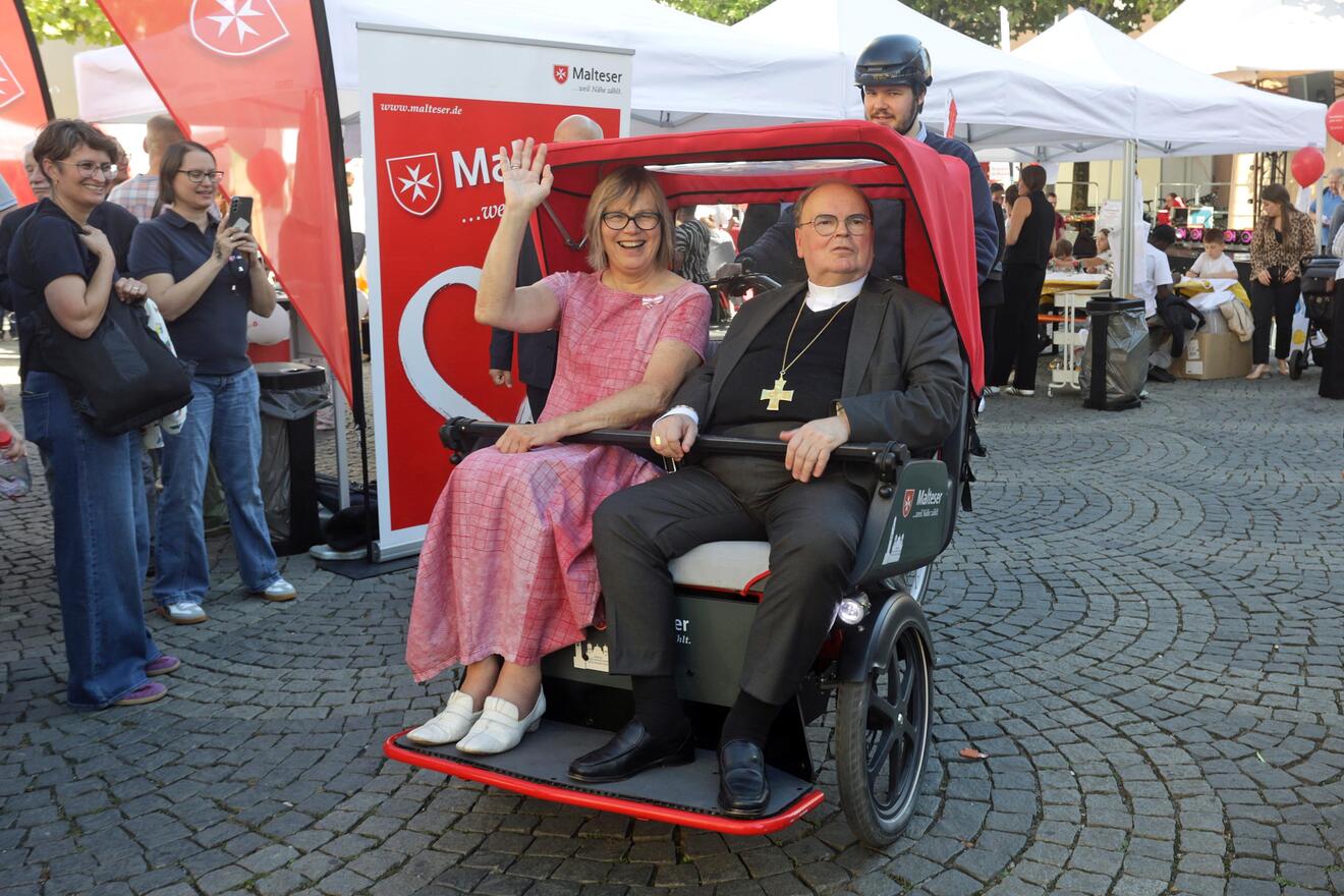 Kleiner Ausflug von Caritas-Präsidentin Welskop-Deffaa und Bischof Bertram mit einer Rikscha des Malteser Hilfsdienstes (Fotos: Caritas Augsburg / Annette Zoepf)