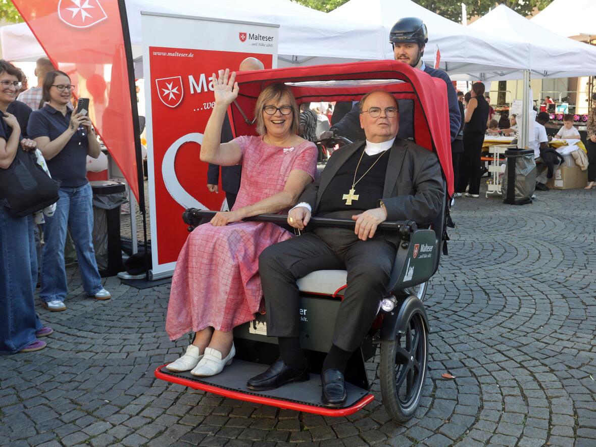 Kleiner Ausflug von Caritas-Präsidentin Welskop-Deffaa und Bischof Bertram mit einer Rikscha des Malteser Hilfsdienstes (Fotos: Caritas Augsburg / Annette Zoepf)