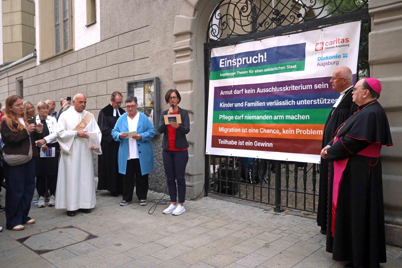 Die neuen "Augsburger Thesen" wurden von Bischof Bertram und Regionalbischof Stiegler vor evangelisch St. Anna "angeschlagen". (Fotos: Caritas Augsburg / Annette Zoepf)
