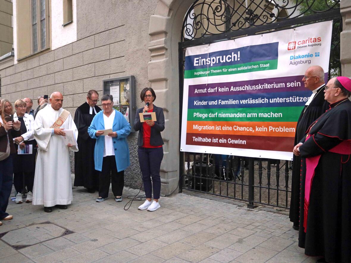 Die neuen "Augsburger Thesen" wurden von Bischof Bertram und Regionalbischof Stiegler vor evangelisch St. Anna "angeschlagen". (Fotos: Caritas Augsburg / Annette Zoepf)