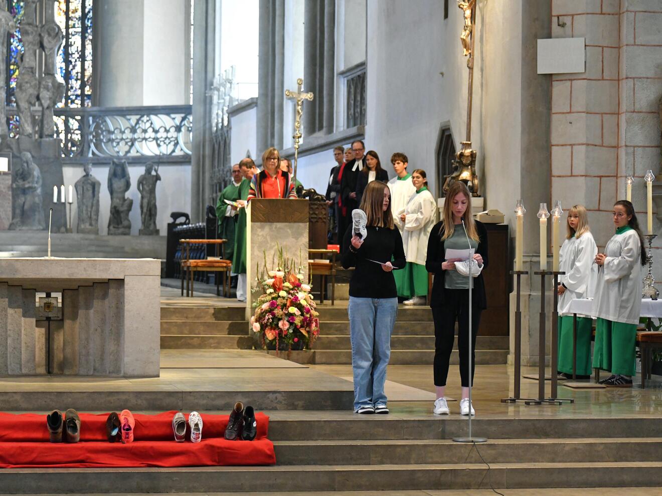 "Geh mit uns auf unserem Weg": Symbolisch dafür, dass nur mit Gott und zusammen etwas geht, wurden während der Fürbitten Schuhe vor den Altar gebracht. (Fotos: Nicolas Schnall / pba)