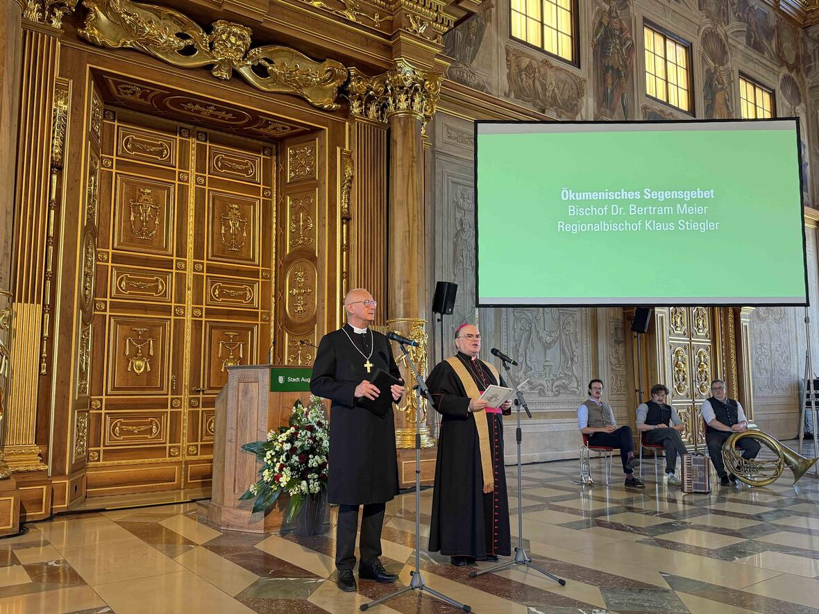 Bischof Bertram und Regionalbischof Stiegler bei der Segnungsfeier im wiedereröffneten Goldenen Saal. (Foto: SUV / David Kempin)