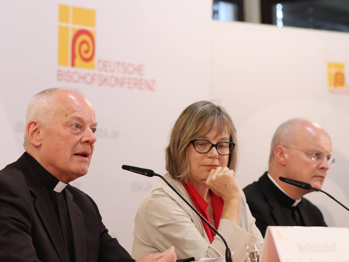 Pressegespräch bei der DBK-Vollversammlung mit Weihbischof Dr. Dr. Anton Losinger, rechts daneben Caritas-Präsidentin Welskop-Deffaa und Bischof Dr. Franz-Josef Overbeck. (Foto: Deutsche Bischofskonferenz / Marko Orlovic)