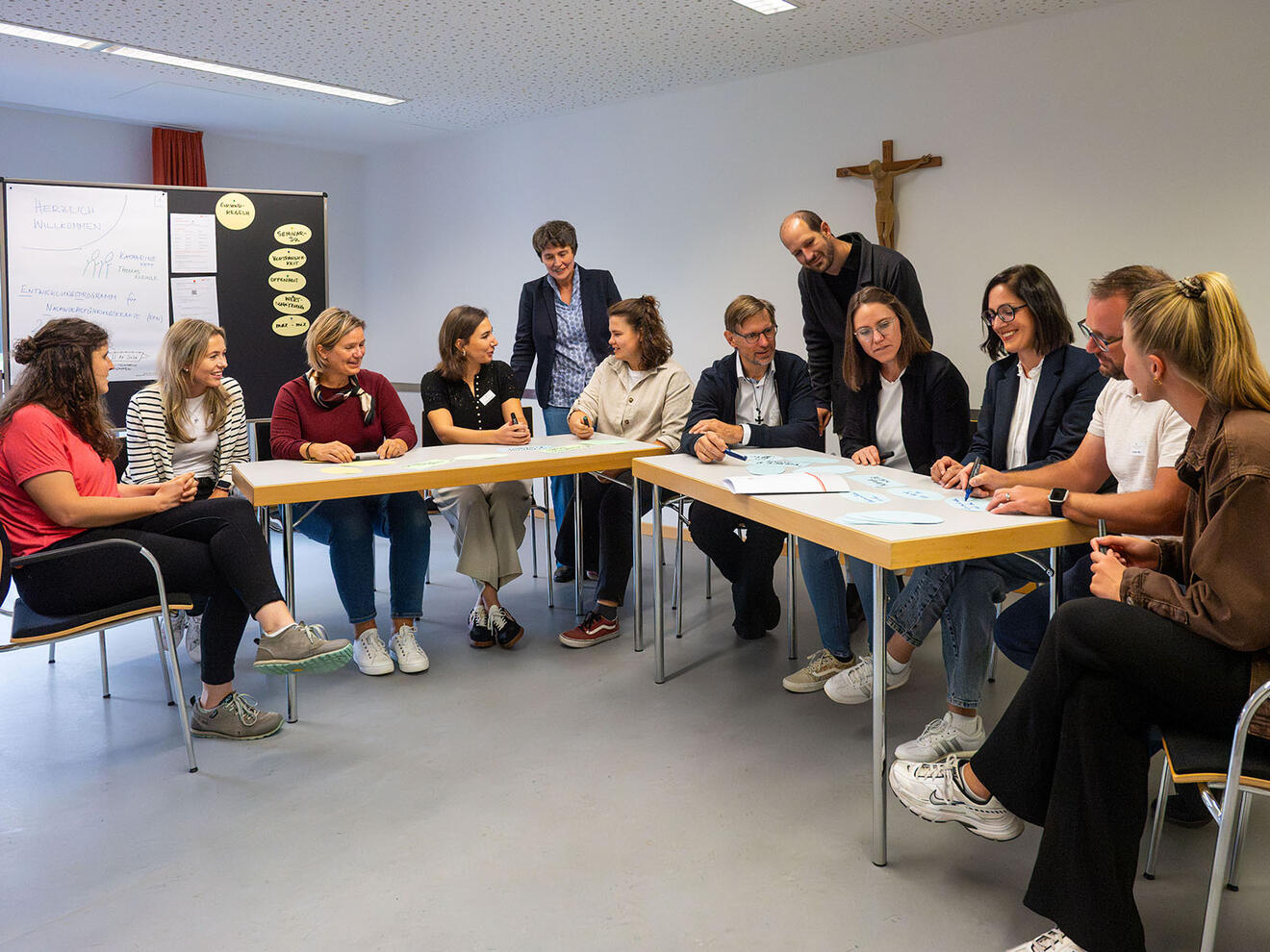 Angestellte aus verschiedensten Bereichen trafen beim Auftaktseminar auf die Personalentwicklerin Katherine Zepf und Co-Referent Pfr. Thomas Kleinle. (Foto: Leander Stork / pba)