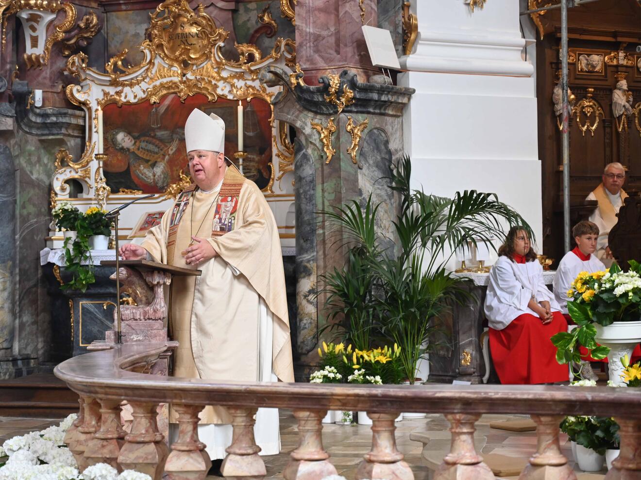 Abt Pe­tr­us-Adri­an Lerc­henmül­l­er bedankte sich bei den Festgästen und Gläubigen für ihre Verbundenheit zum Kloster. (Foto: Maria Rösch / pba)