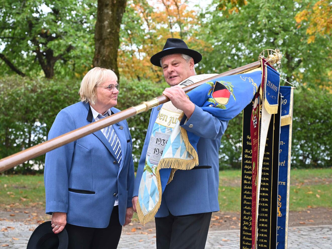 Fahnenabordnungen der Vereine trugen zum festlichen Charakter des Gottesdienstes bei. (Foto: Maria Rösch / pba) 