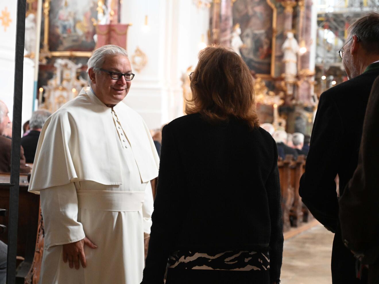 Die Gäste aus Nah und Fern wurden von den Ordensbrüdern herzlich begrüßt. (Foto: Maria Rösch / pba)
