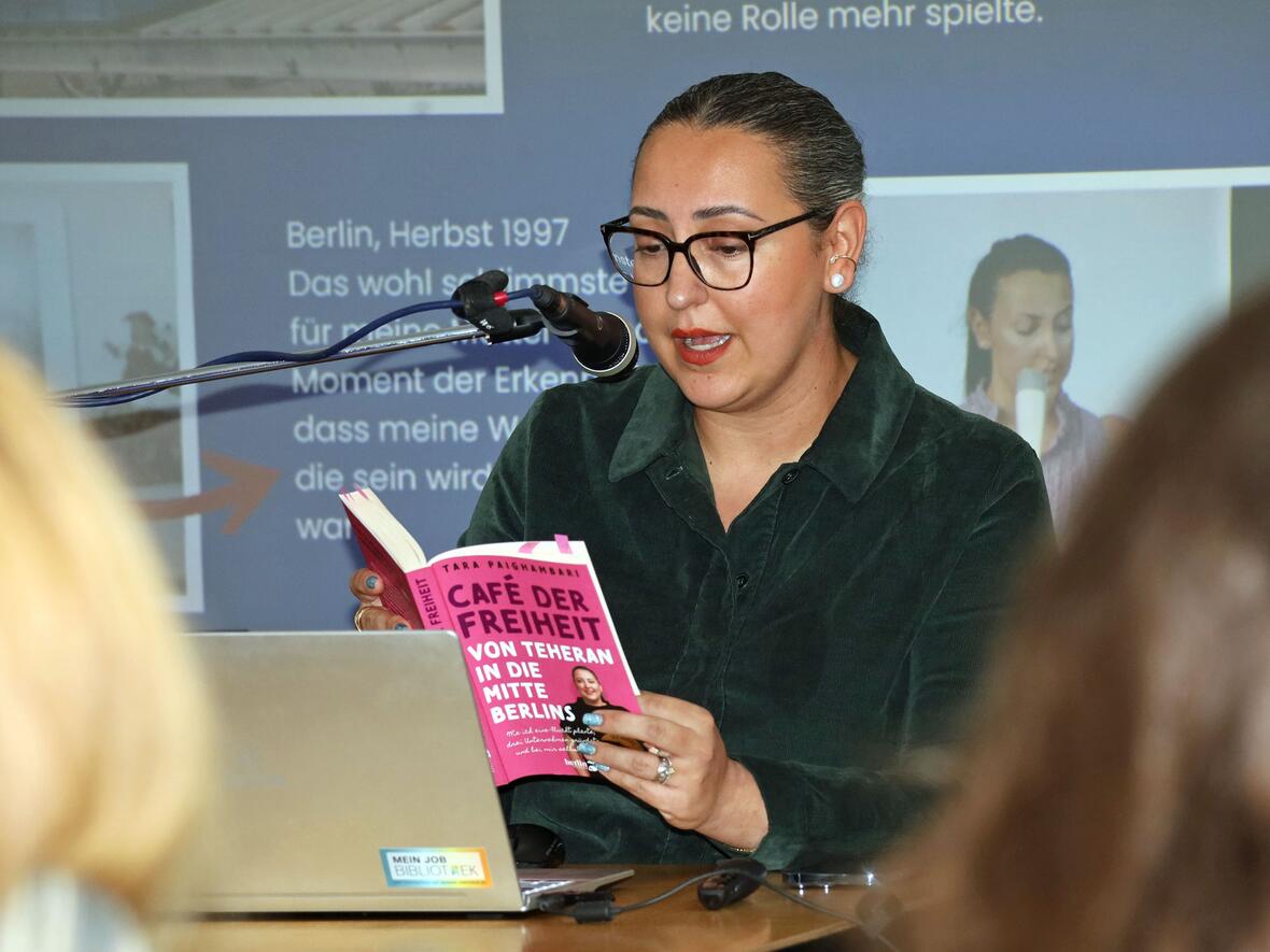 Interkulturelle Woche in Donauwörth: Die Deutsch-Iranerin Tara Paighambari las aus ihrem Buch „Café der Freiheit“ vor und gab dabei Ratschläge, wie Integration gelingen kann. (Foto: Bernhard Gattner / Caritas Augsburg)