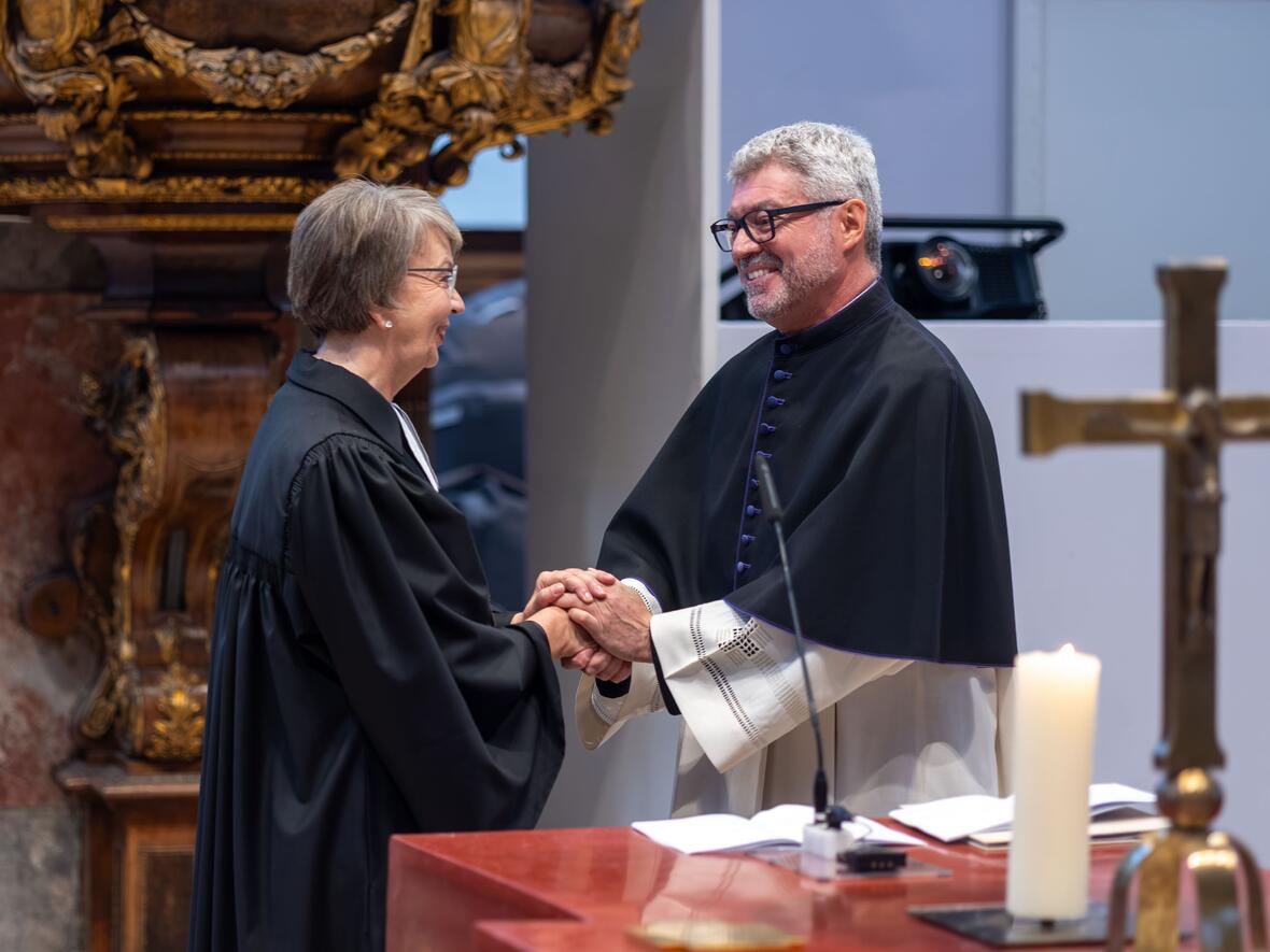 Die evangelische Landesbischöfin Kristina Kühnbaum-Schmidt und der Bischöfliche Ökumenebeauftragte Dekan Helmut Haug beim Eröffnungsgottesdienst in St. Anna (Fotos: Julian Schmidt / pba)