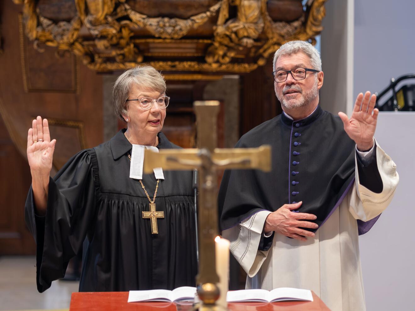 Landesbischöfin Kühnbaum-Schmidt und Dekan Haug spendeten gemeinsam den Segen.