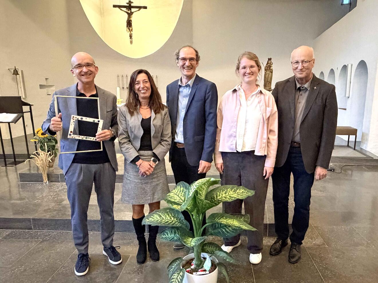 Das Team der Kontaktstelle mit Benno Driendl und Peggy Gottfried samt Abteilungsleiter Pfarrer Michael Saurler nimmt Abschied von Hans Schöffer und begrüßt Julia Winter (Foto: Kontaktstelle Trauerbegleitung)