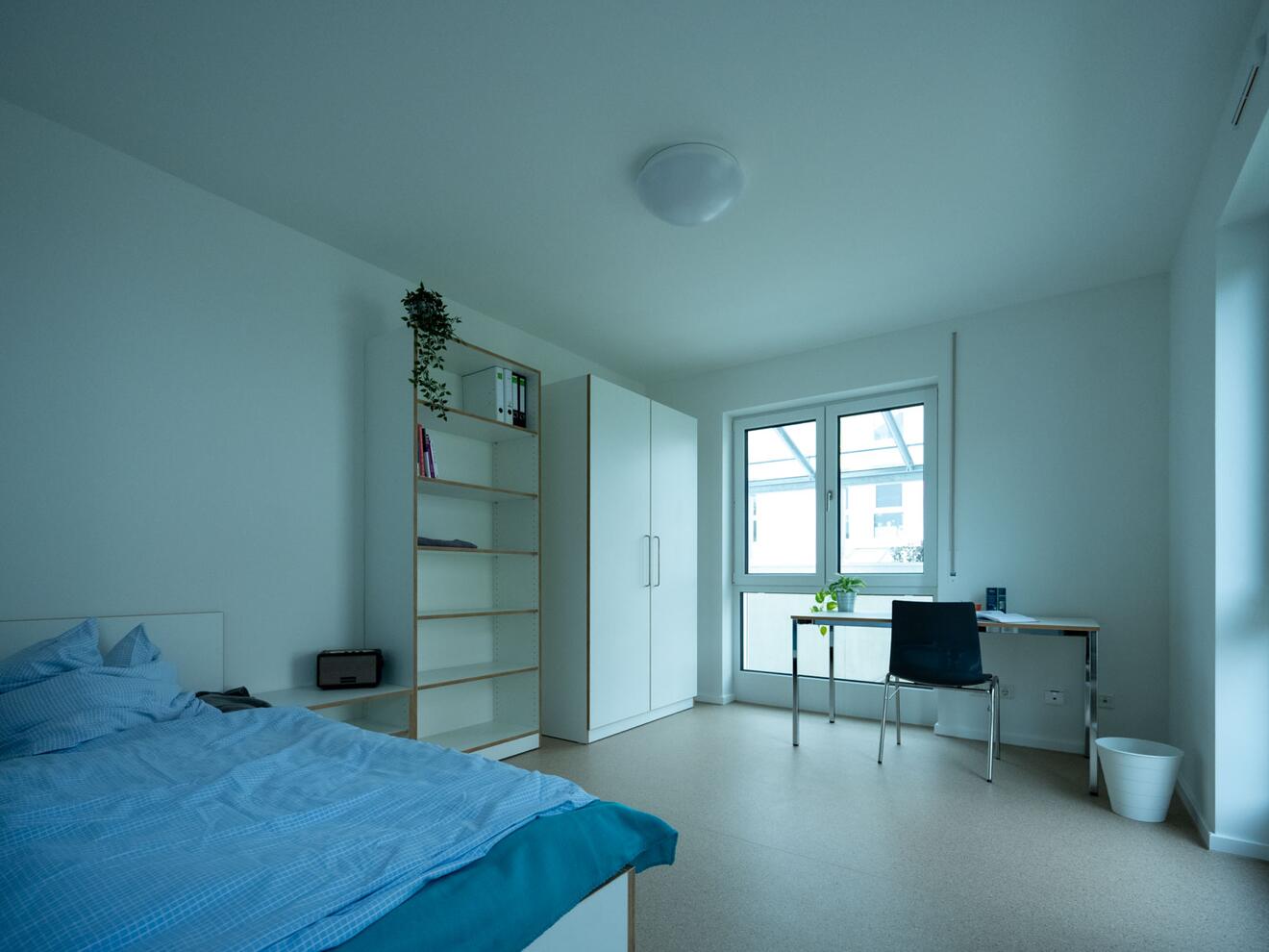 Ein typisches Studentenzimmer im Kolping-Wohnheim.