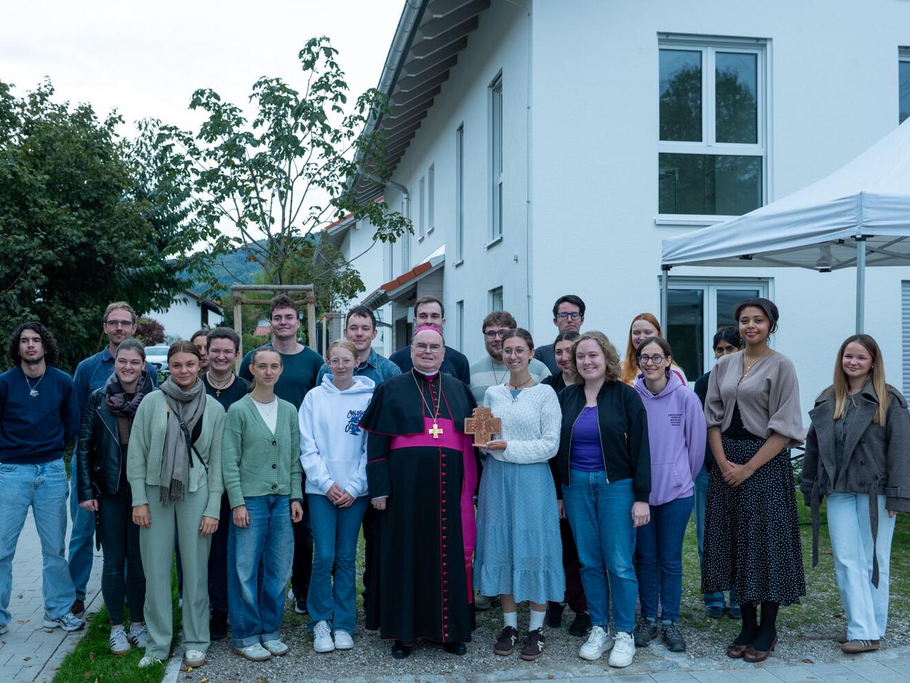 Bischof Bertram mit Studierenden der Katholischen Stiftungshochschule.