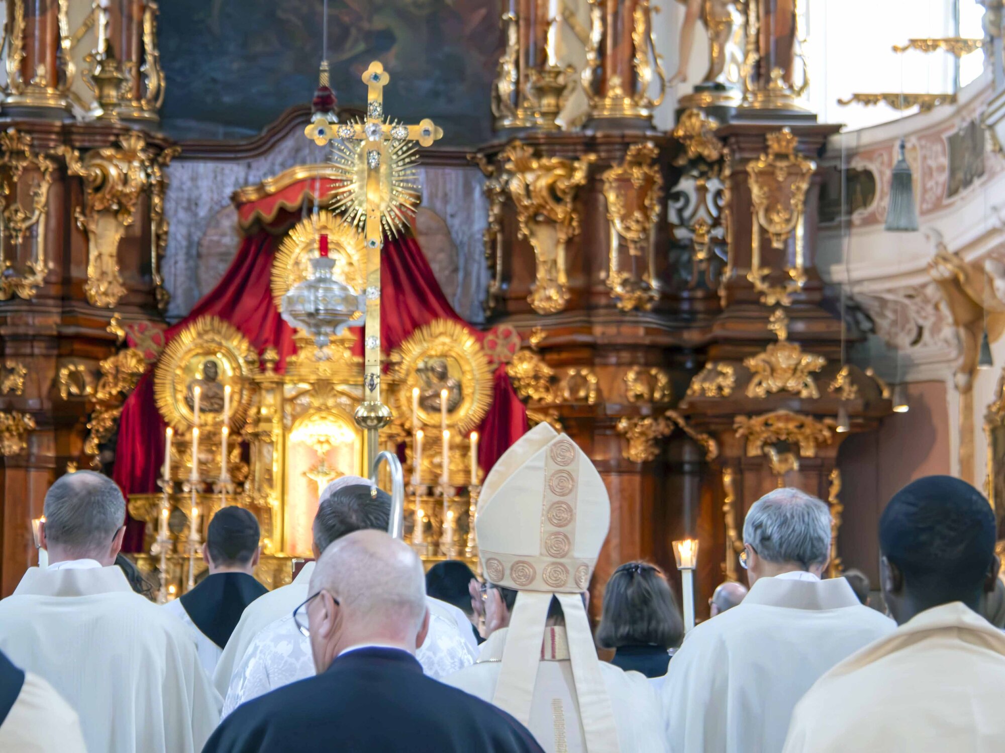 Bischof und Altardienst beim Einzug in die Schutzengelkirche (Foto KU Eichstätt-Ingolstadt Lena-Luisa Maier)