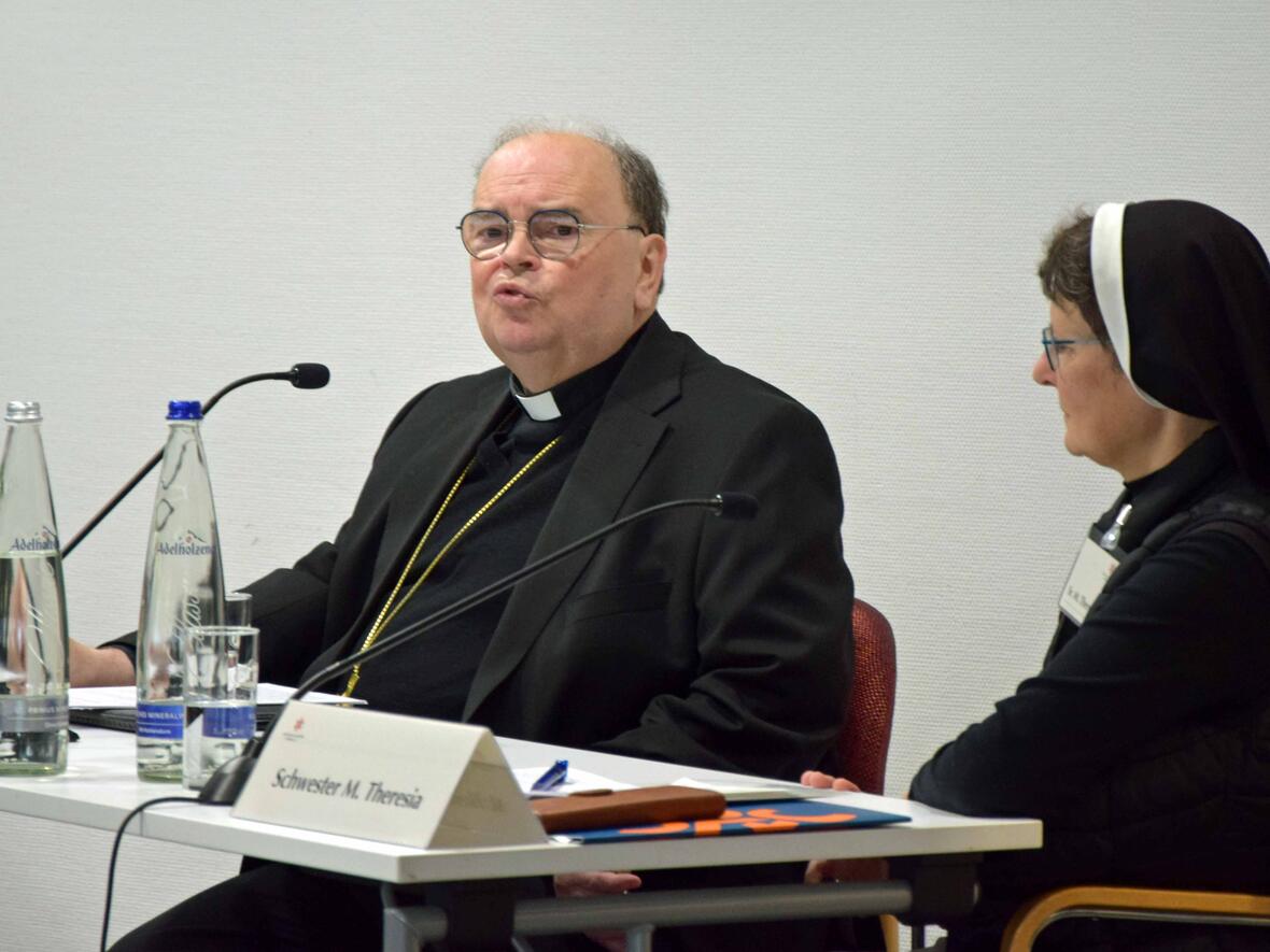 BIschof Bertram führt als "Heimatbischof" der heiligen Hedwig in das dreitägige Sympoius in Berlin ein, rechts daneben Sr. M. Theresia Wittemann, die die Tagungsleitung innehat. (Fotos: Pressestelle Erzbistum Berlin / Luisa Knoop)