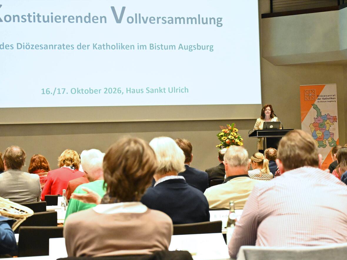 Zur ersten Sitzung nach den Pfarrgemeinderatswahlen sind die Mitglieder des Diözesanrates der Katholiken in Augsburg zusammengekommen (Fotos: Ulrich Bobinger/pba).