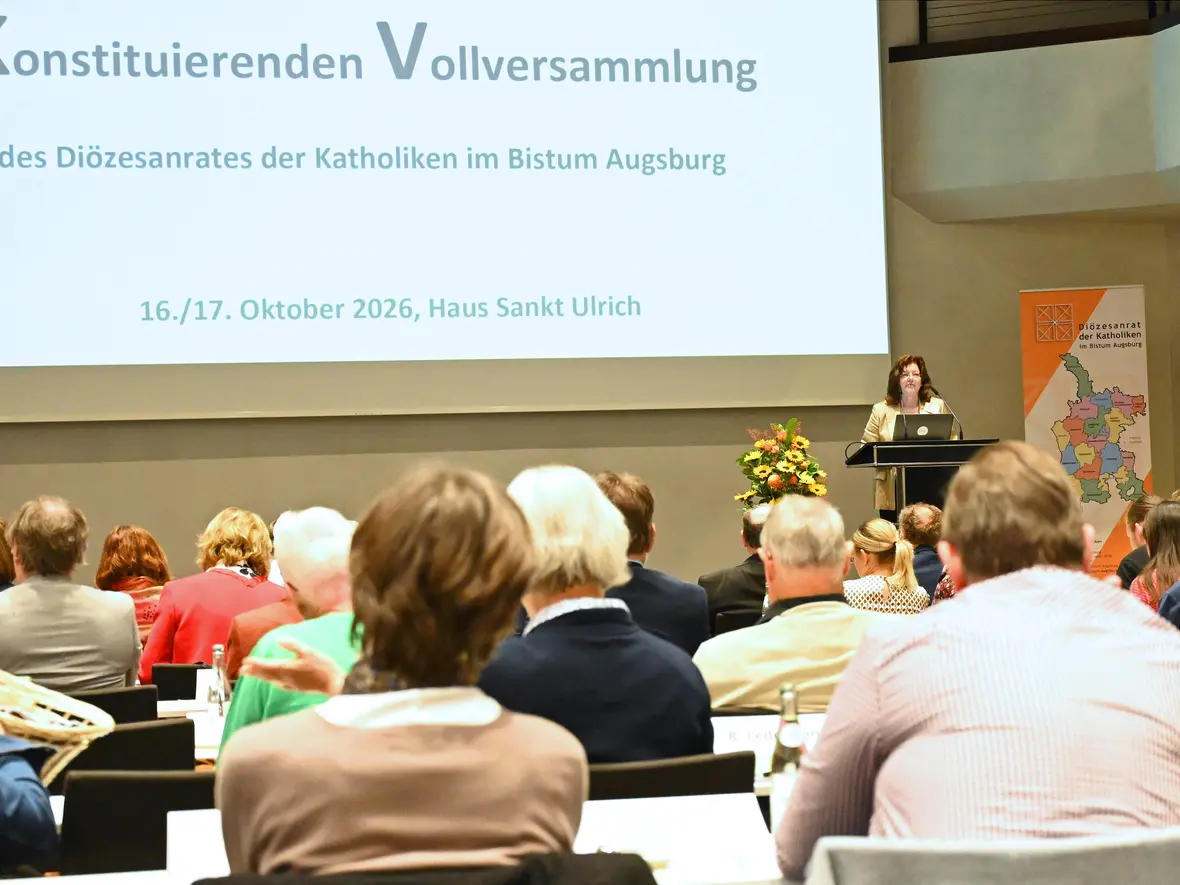 Zur ersten Sitzung nach den Pfarrgemeinderatswahlen sind die Mitglieder des Diözesanrates der Katholiken in Augsburg zusammengekommen (Fotos: Ulrich Bobinger/pba).