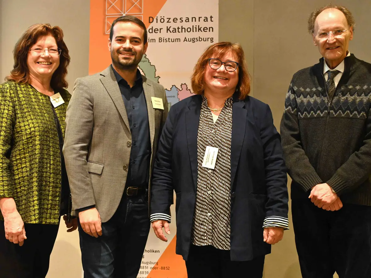 Die neue Führungsriege im Diözesanrat: Vorsitzende Hildegard Schütz mit ihren neuen Stellvertretern Fabian Braun und Gerlinde Knoller. Rechts freut sich der Bischöfliche Beauftragte für den Diözesanrat, Msgr. Dr. Wolfgang Hacker, mit (Foto: Ulrich Bobinger/pba).