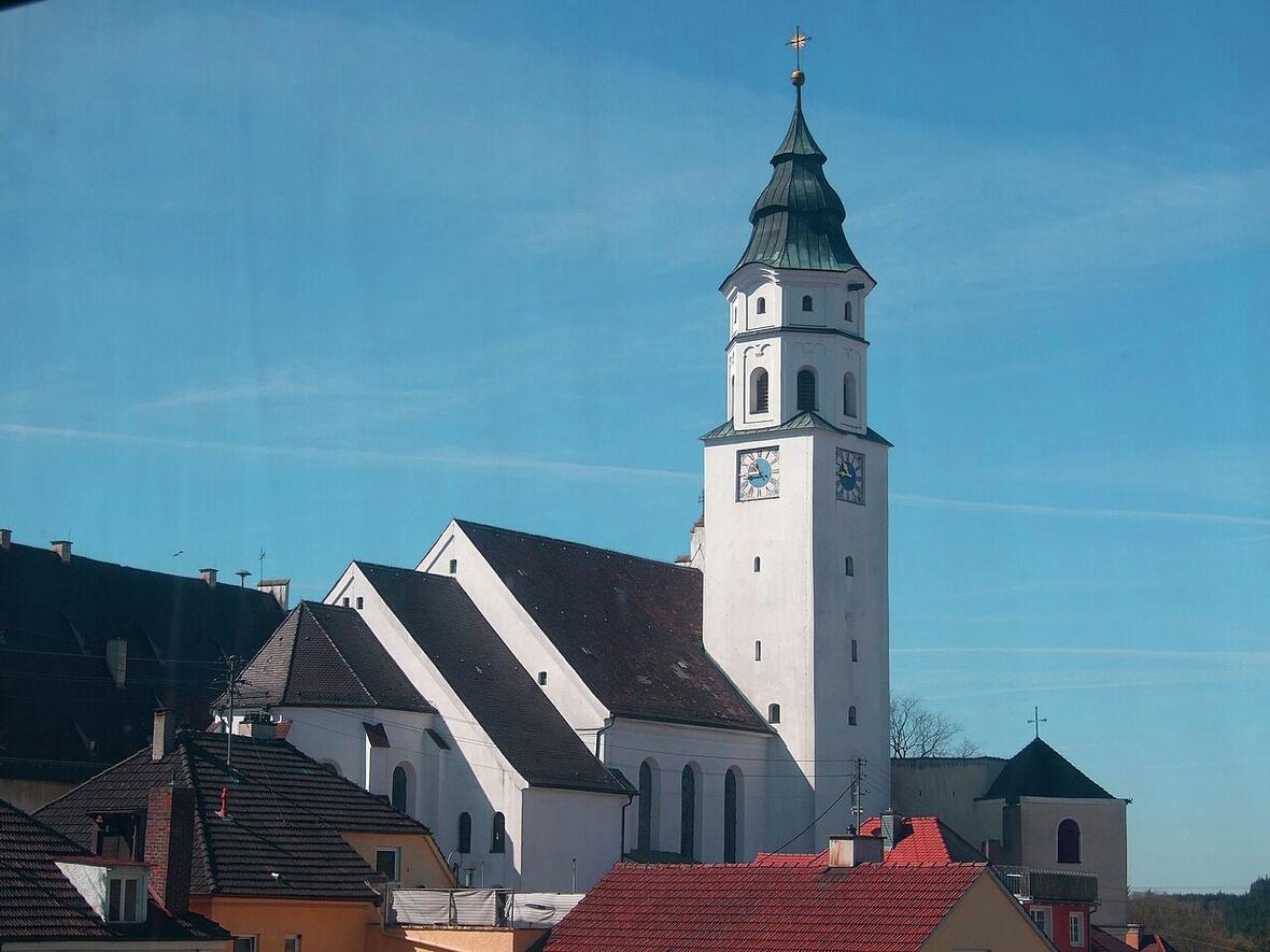 Die Babenhausener Pfarrkirche St. Andreas wurde aufwendig saniert. (Foto: Tobias Meier / wikimedia)