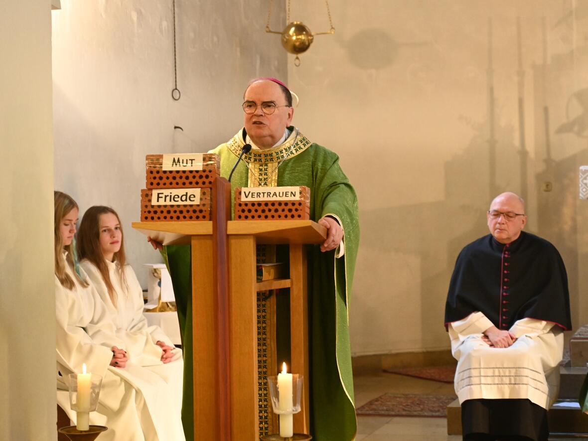 Bischof Bertram nannte in seiner Predigt drei Bausteine, die für ein tragendes Fundament in Schule und Gesellschaft nötig sind: "Vertrauen", "Friede" und "Mut". (Fotos: Maria Rösch / pba)