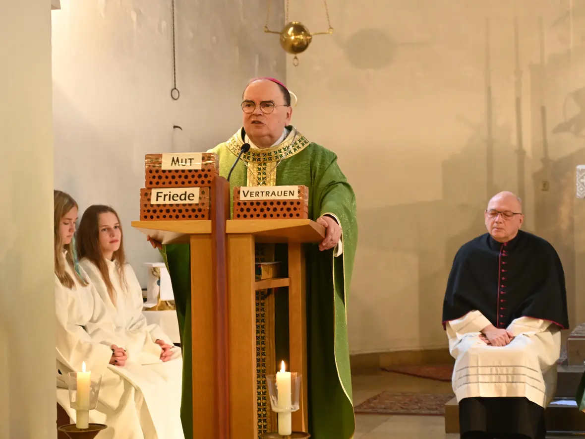 Bischof Bertram nannte in seiner Predigt drei Bausteine, die für ein tragendes Fundament in Schule und Gesellschaft nötig sind: "Vertrauen", "Friede" und "Mut". (Fotos: Maria Rösch / pba)