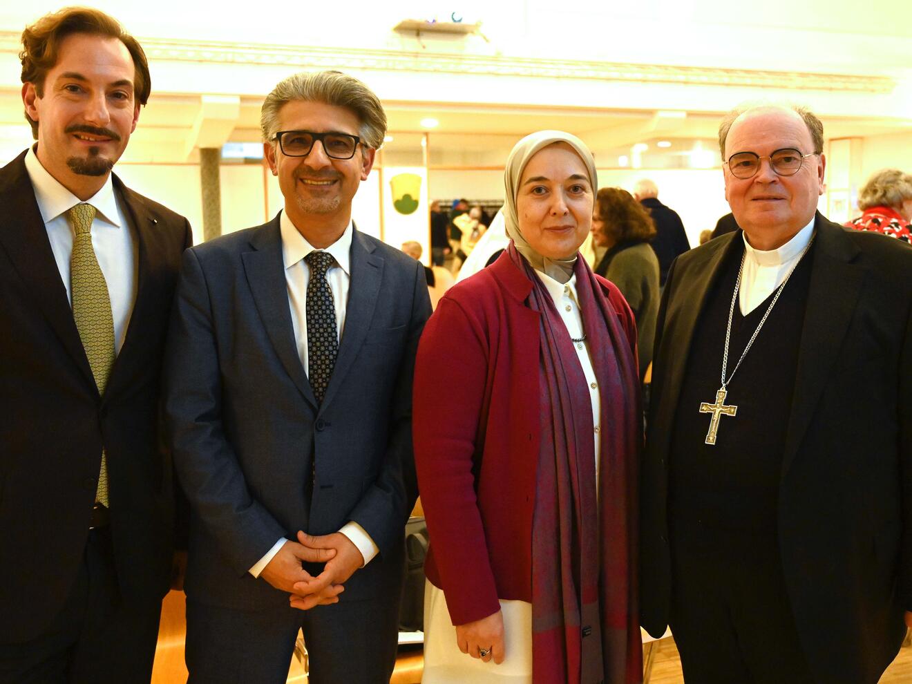 Boten interessante Perspektiven zum christlich.islamischen Dialog (v.r.): Bischof Dr. Bertram Meier, Gönül Yerli vom Islamischen Forum Penzberg, Dr. Timo Güzelmansur (CIBEDO) und Frederic-Joachim Kaminski. Leiter des Akademischen Forums (Foto: Ulrich Bobinger/pba).