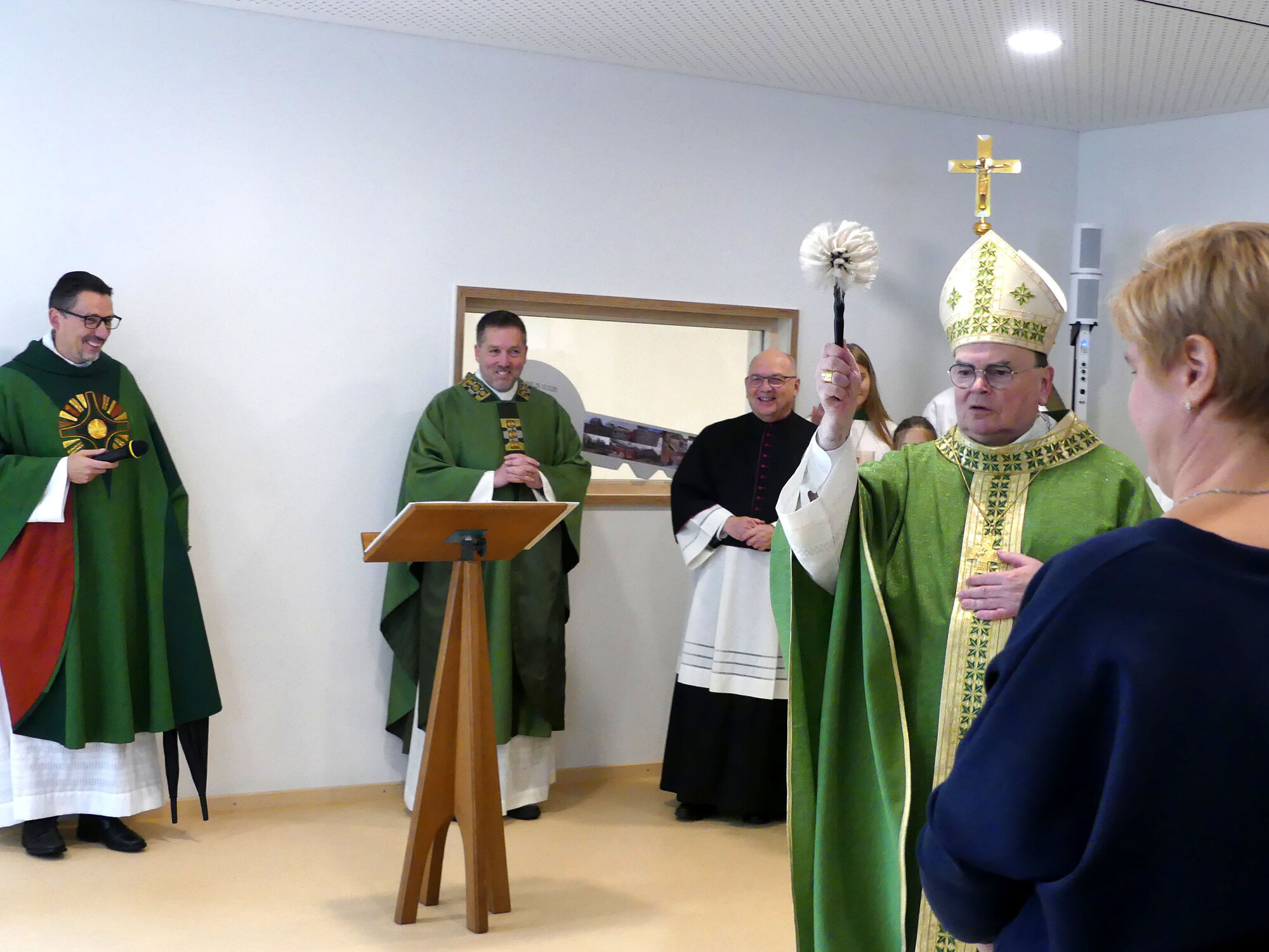 Bischof Bertram spendete den anwesenden Kindern, ihren Eltern und den neuen Räumlichkeiten den Segen. (Foto: Helmut Mahr / PG Nördlingen)