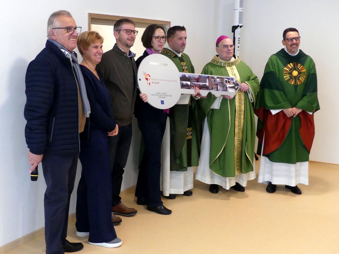 Symbolische Schlüsselübergabe an die Verantwortlichen (v.l.): Josef Lechner (Kirchenpfleger), Corinna Raml (KiTa Leitung), Andres Vogelsang (Verwaltungsleiter), Susanne Moser-Knoll (Architektin), Benjamin Beck (Pfarrer), Bischof Dr. Bertram Meier, Heiko Nüchtern (Pfarrer im Pastoralteam). (Fotos: Helmut Mahr / PG Nördlingen)