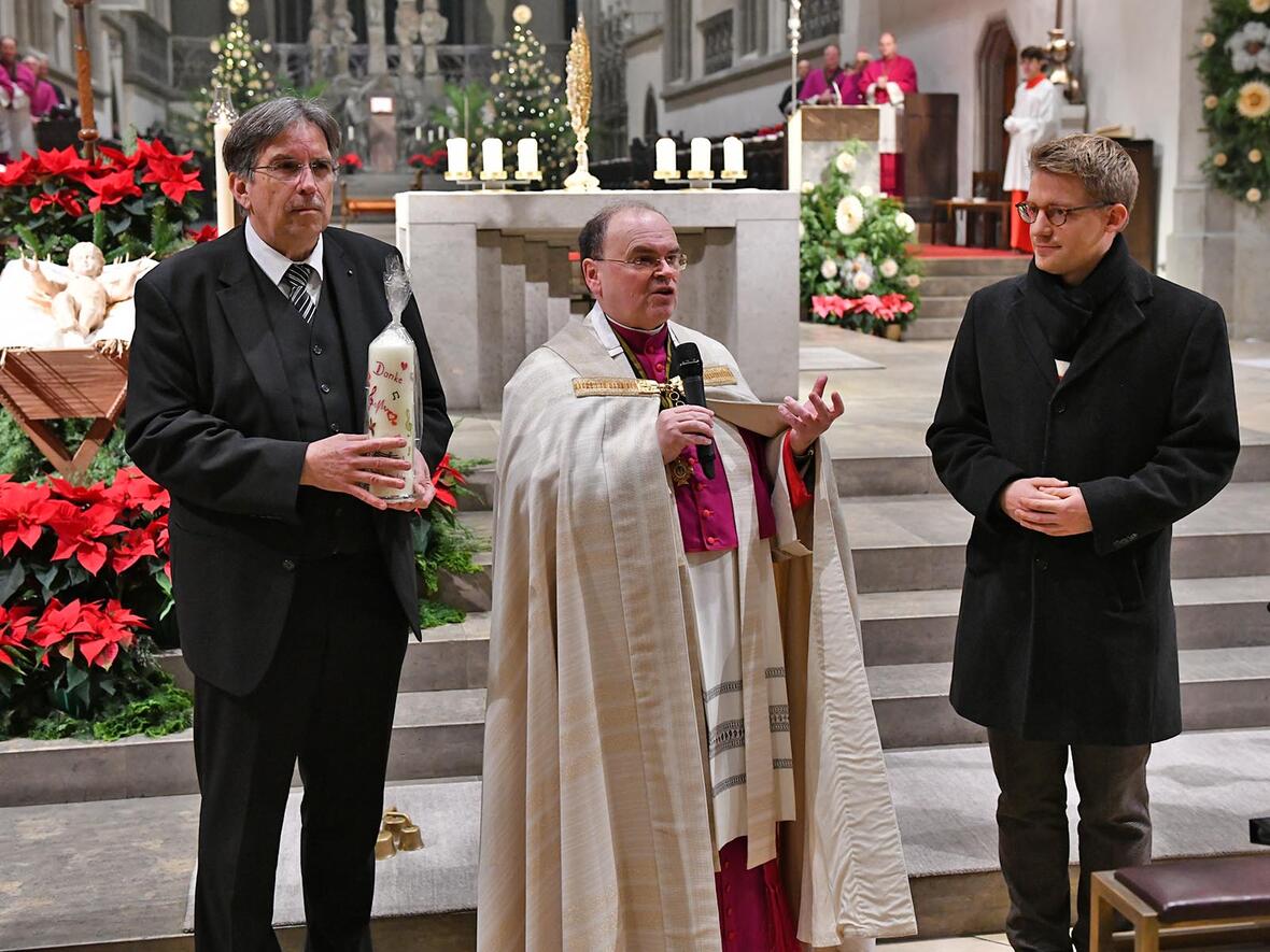 Reinhard Kammler (l.), Begründer der Augsburger Domsingknaben, übergab an Silvester 2019 die Leitung an seinen Nachfolger Stefan Steinemann (r.). (Foto: Nicolas Schnall / pba)