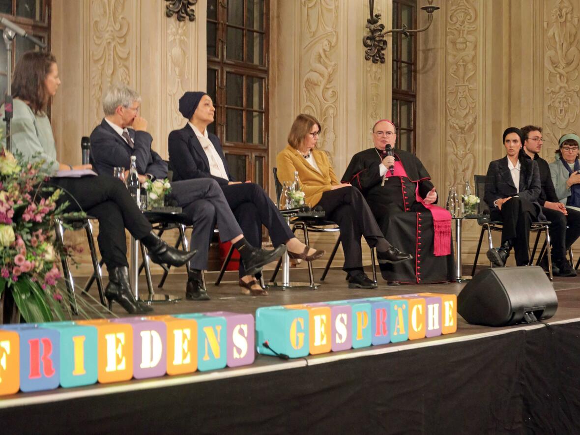 Zum Tag der Religionen in Augsburg: Friedensgespräche im Goldenen Saal des Rathauses. (Fotos: Annette Zoepf / pba)