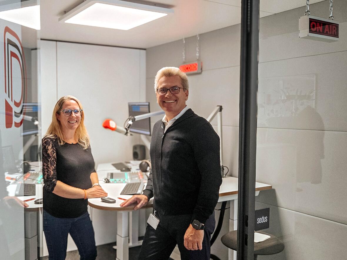 "Radio Augsburg"-Moderatorin Eva Fischer im Gespräch mit Diakon Erich Wagner (Foto: Franziska Grüner / KLJB)
