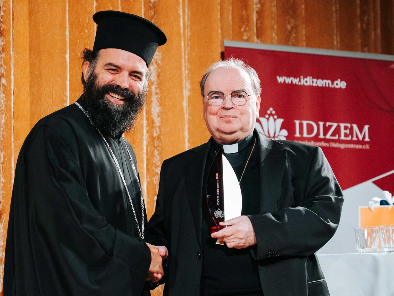 Der Vorsitzende der Arbeitsgemeinschaft Christlicher Kirchen in Bayern, Archimandrit Georgios Siomos, hielt die Laudatio auf Bischof Bertram (Foto: IDIZEM).