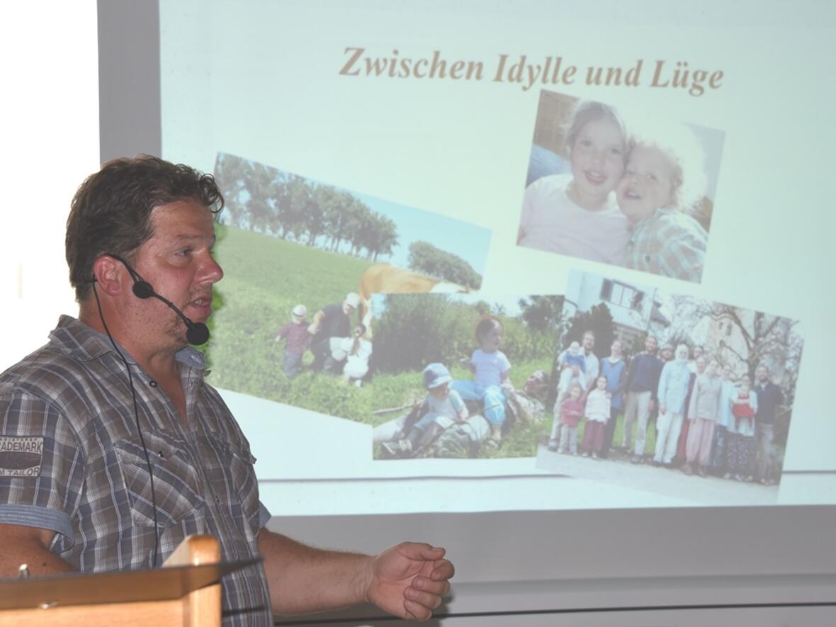 Robert Pleyer spricht über seine Zeit in der Gemeinschaft der Zwölf Stämme. (Foto: Robert Flossmann)