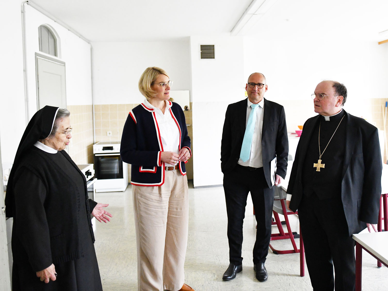(v.l.) Die Provinzoberin der Franziskanerinnen von Maria Stern Sr. M. Ludowika Lenz OSF, Oberbürgermeisterin Eva Weber, Schulwerksdirektor Peter Kosak und Bischof Dr. Bertram Meier.