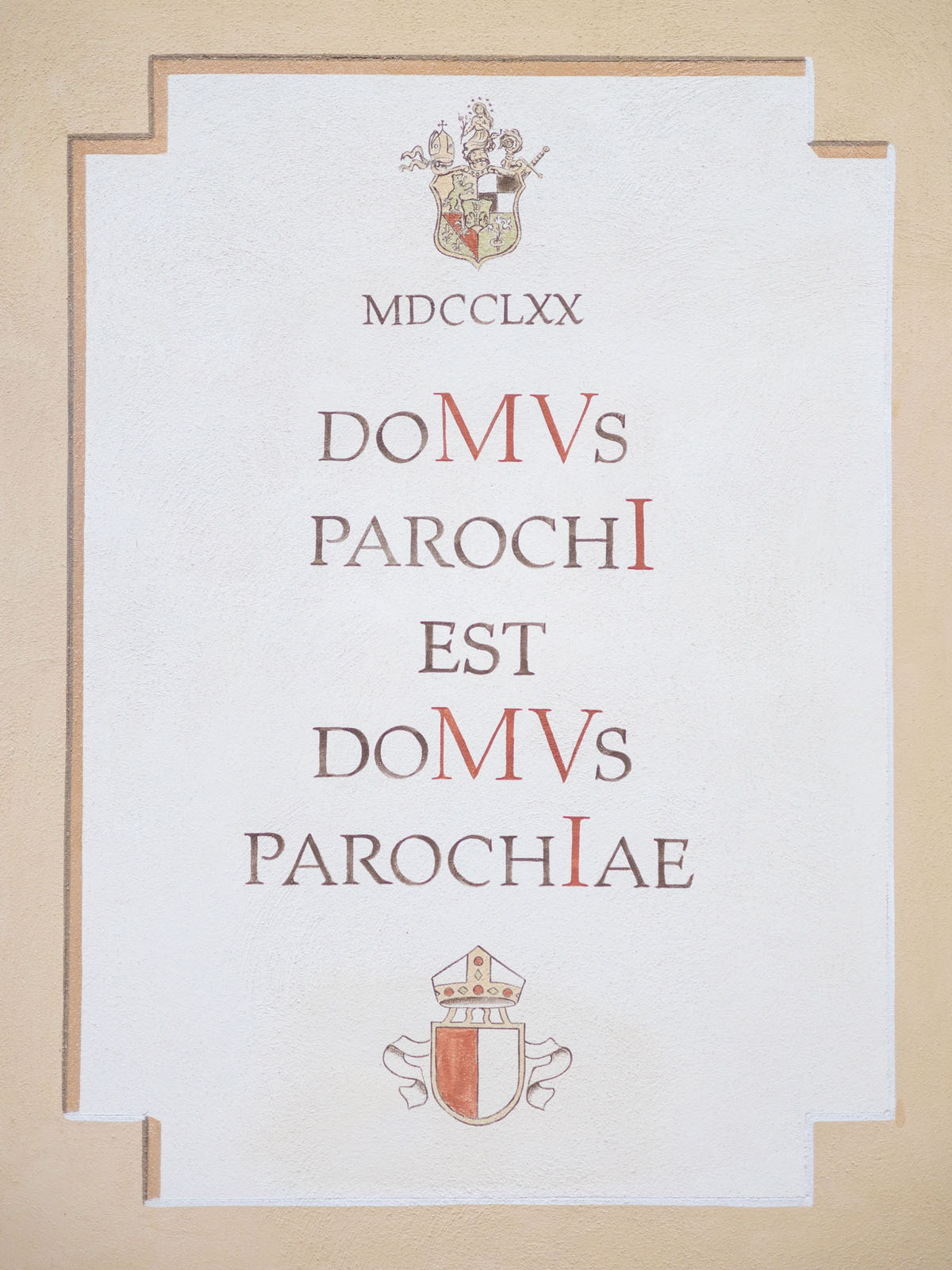 "Das Haus des Pfarrers ist das Haus der Pfarrei": Chronogramm aus dem Jahr 2012 am Breitenthaler Pfarrhaus.