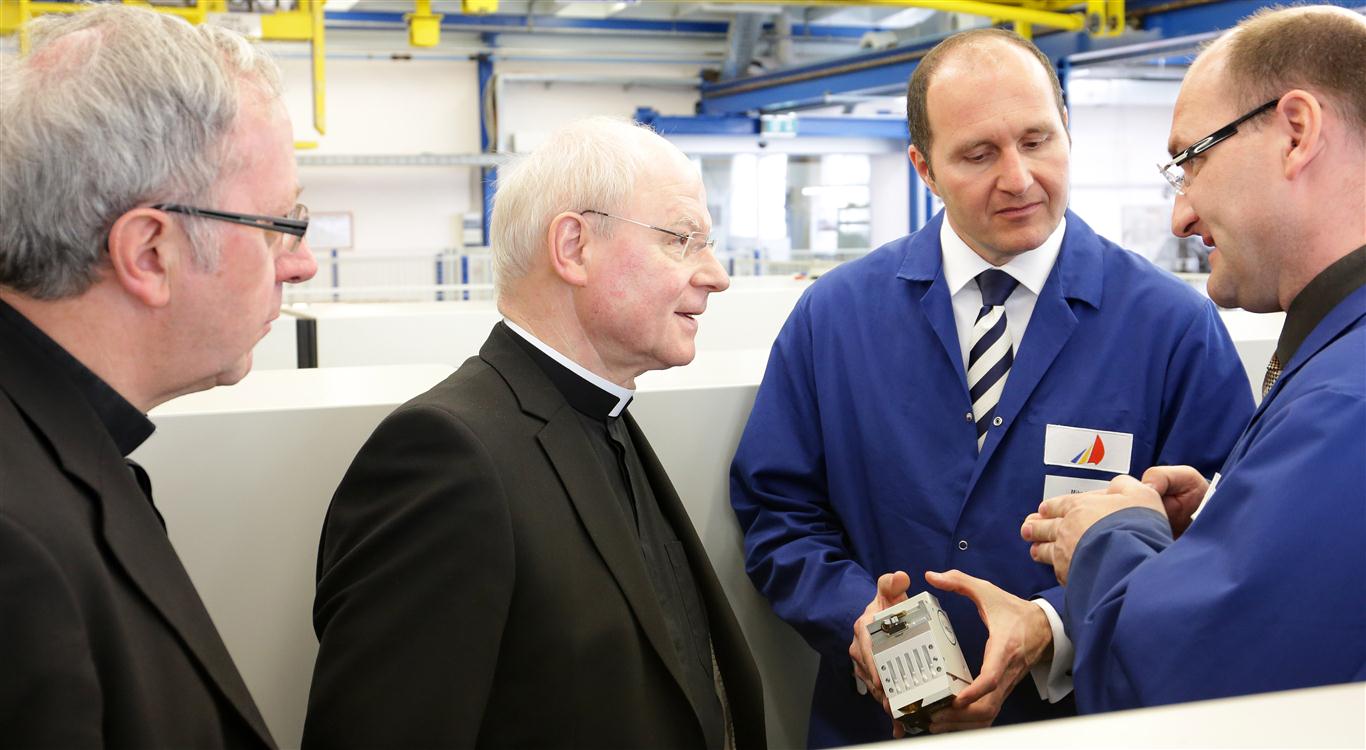 Dekan Reichart, Bischof Konrad Zdarsa, Mike Wasel und Joachim Friebe aus der Geschäftsführung im Tiefdruck-Zylinderherstellung (Mittel)