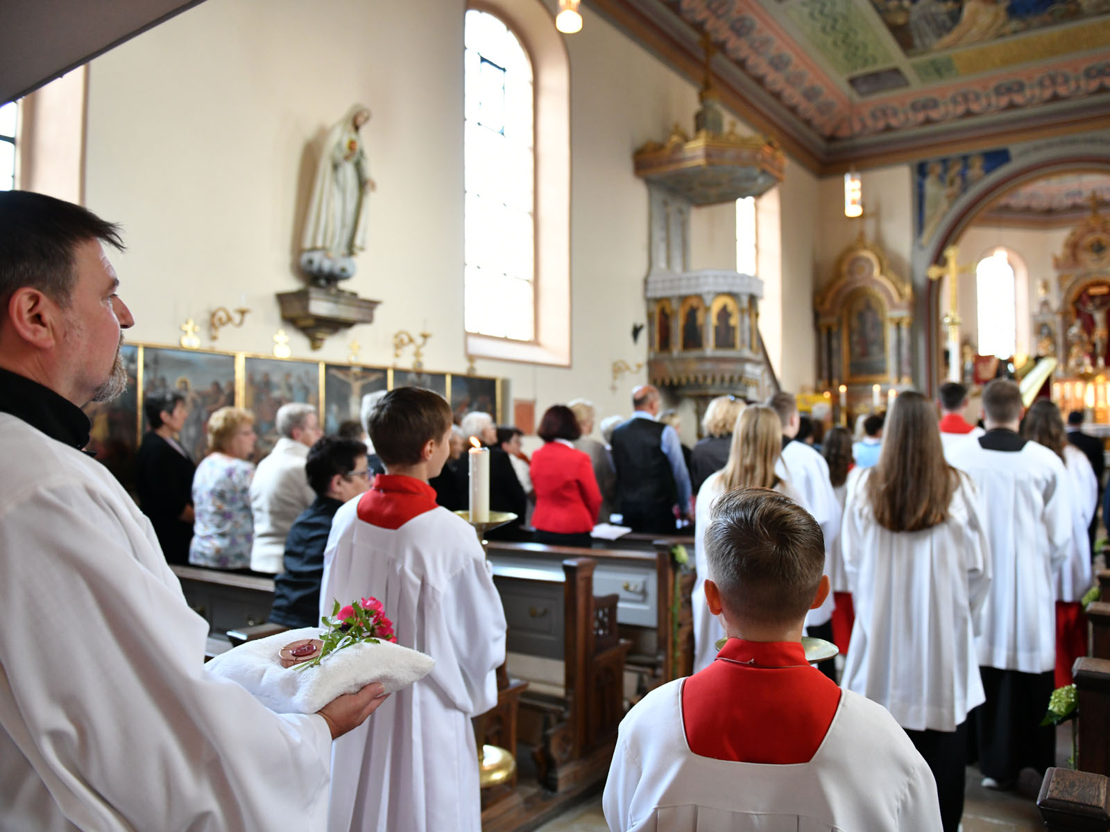 Die Reliquien der beiden Heiligen werden zum Altar gebracht.
