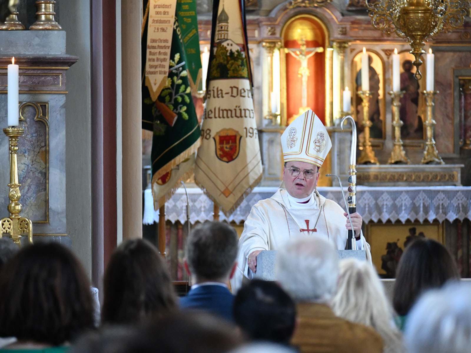 Predigt vom neugeschaffenen Ambo in der Pfarrkirche St. Martin.