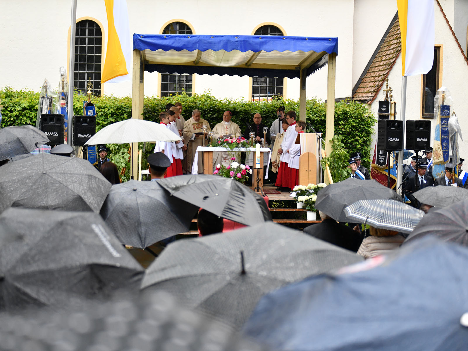 Der Gottesdienst fand bei eher unbeständigem Wetter statt.