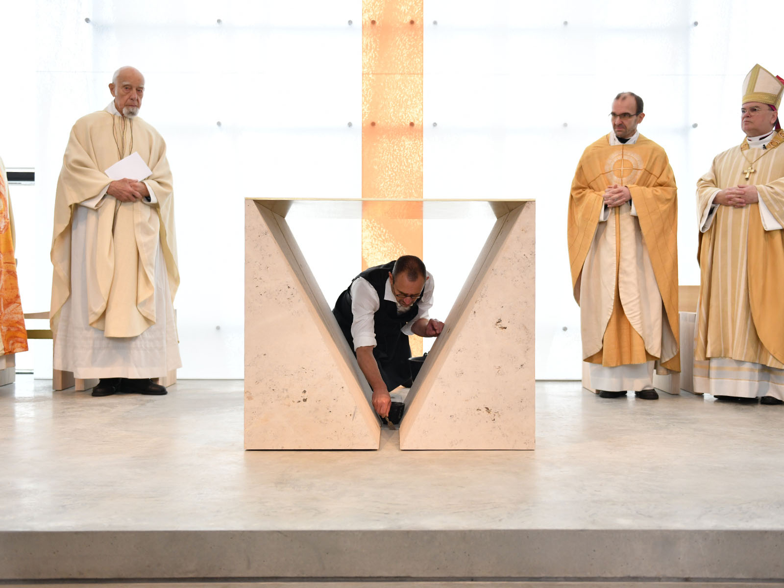 Die Reliquien werden unter dem Altar in den Boden eingesetzt.