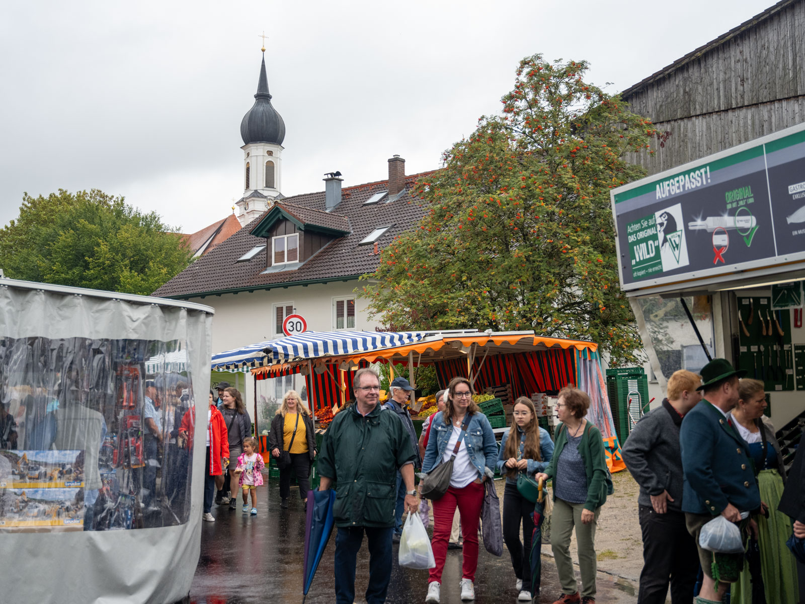Das bunte Markttreiben ist ebenfalls schon seit Jahrhunderten ein fester Bestandteil des Vilgertshofer Bruderschaftsfestes.